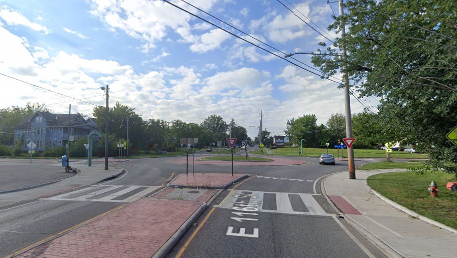 A roundabout in Cleveland at E 116th St and Farringdown Avenue