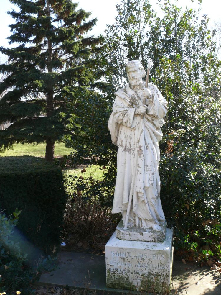 statue